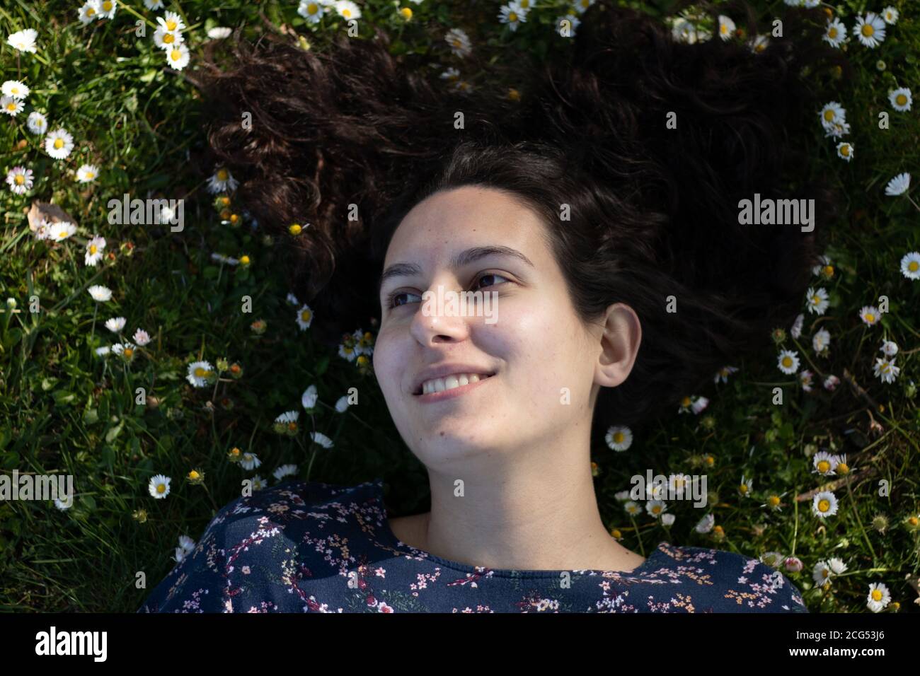 Fotoshooting über die Natur mit einer Frau Stockfoto