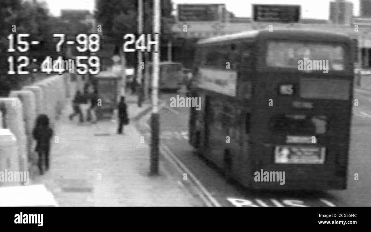 Bibliotheksdatei vom 08.09.98 eines CCTV-Kamerabildes, das von Scotland Yard veröffentlicht wurde und Herbie Williams zeigt, wie er im Juli in der Londoner Vauxhall Bridge Road mit seinem Mörder konfrontiert wird (links). Martin Gibbs, 46, aus Kennington, Süd-London, wurde heute (Montag) wegen Mordes an Williams, der mit ihm wegen Wurf aus einem Bus angeklagt war, lebenslang eingesperrt. Gibbs hatte den Mord an Herbie Williams, 56, bestritten, aber eine Jury im Old Bailey brauchte etwas mehr als eine Stunde, um ihn für schuldig zu erklären. PA-Foto. Siehe PA Geschichte COURTS Bus. Stockfoto