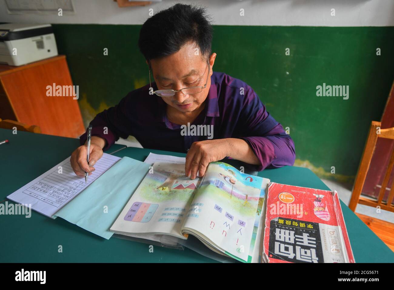 (200909) -- CHANGSHA, 9. September 2020 (Xinhua) -- Dong Zhuwen bereitet sich auf eine Klasse an der Chagan Grundschule in der Gemeinde Huju im Bezirk Chaling, Provinz Hunan in Zentralchina, 8. September 2020 vor. Dong Zhuwen, 63, ist Lehrer für Schüler der ersten und zweiten Klasse an der Chagan Primary School. Geboren in Huju Township, begann Dong Zhuwen seine Lehrtätigkeit hier im Jahr 1977. Nach seiner Pensionierung im Jahr 2017, entschied er sich für den Aufenthalt in der Schule und weiterhin Unterricht, da die Schule war in Mangel an Lehrern. "Ich mag Kinder, ich möchte für sie bleiben", sagte Dong. Er hofft auch, dass immer mehr junge Lehrer gerne kommen würden Stockfoto