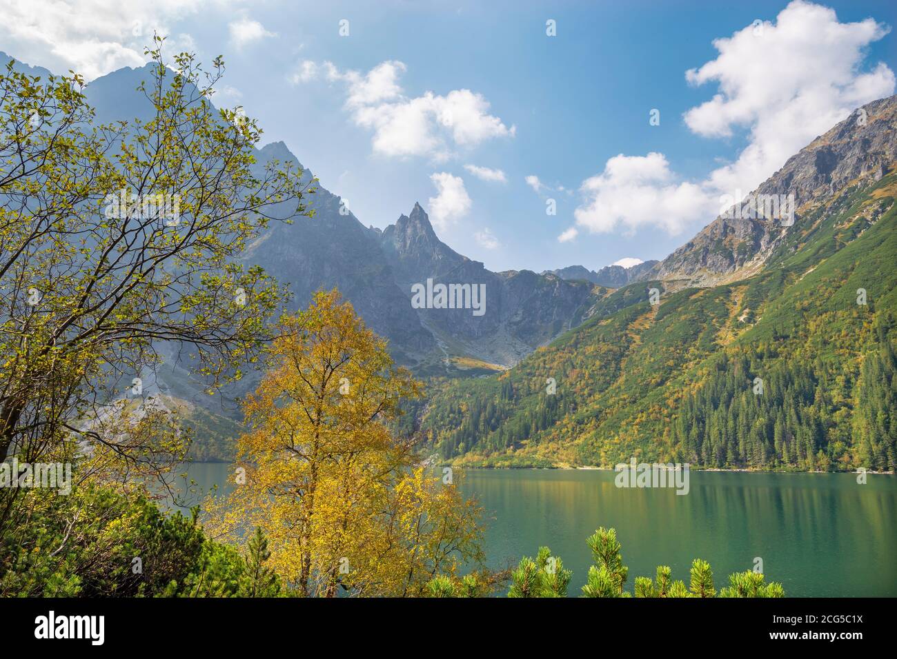 Hohe Tatra - der Morskie Oko See mit dem Mnich Gipfel im Hintergrund. Stockfoto