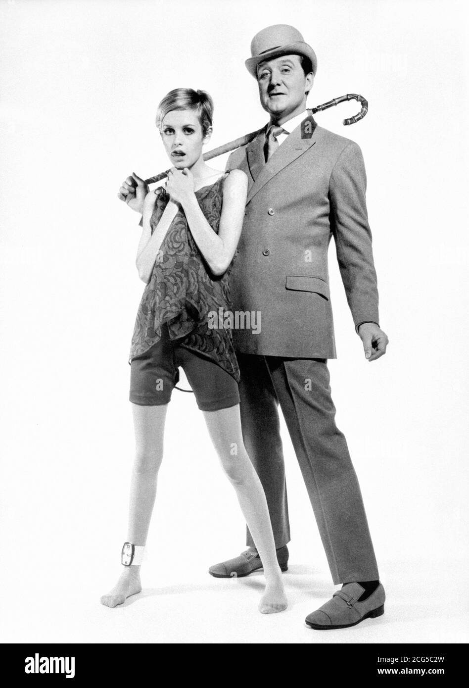 Patrick Macnee (John Steed in The Avengers) und Twiggy tragen zwei der Kreationen, die zu sehen sein werden, wenn die neue Serie ihre erste Vorführung nicht ABC-TV hat. Stockfoto