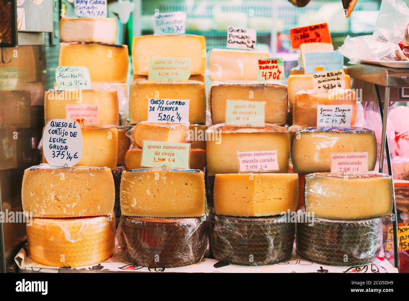 Spanische Käse Mit Preisschilder Auf Lokalen Bauern Lebensmittelmarkt Stockfoto