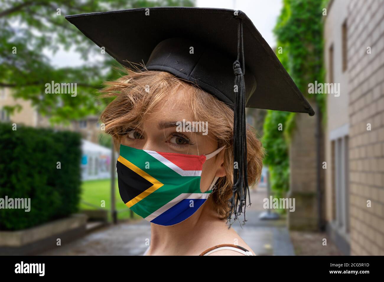 Student Abschluss mit südafrikanischen Design Protectice Coronavirus Gesichtsmaske Bei der Graduiertenfeier an der Universität Stockfoto