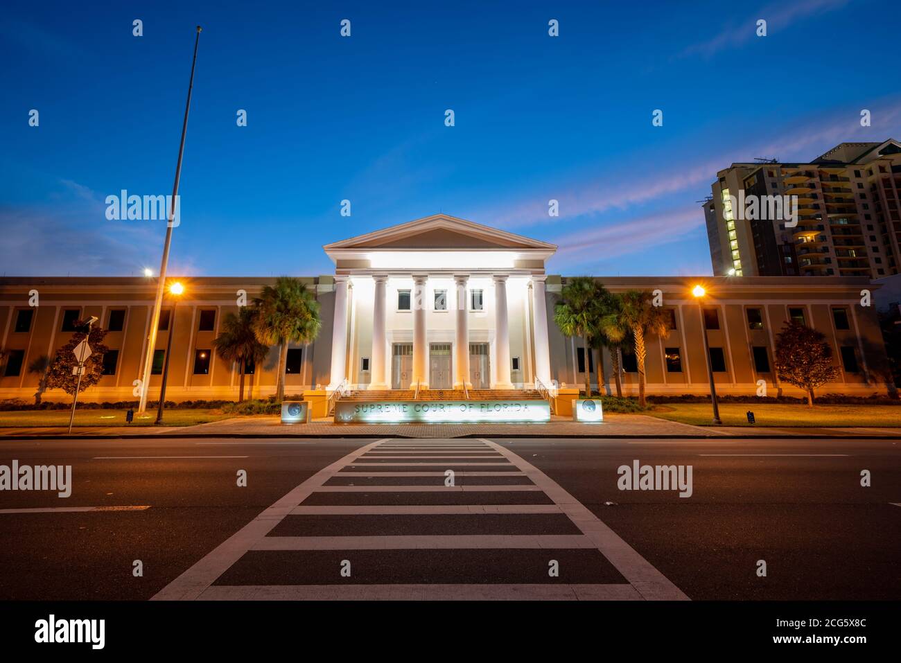 Foto des Supreme Sourt von Florida bei Nacht beleuchtet Blauer Himmel Stockfoto