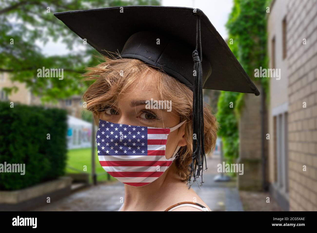 Student Abschluss mit Vereinigten Staaten von Amerika Design Protectice  Coronavirus Gesichtsmaske bei der Graduiertenfeier an der Universität  Stockfotografie - Alamy