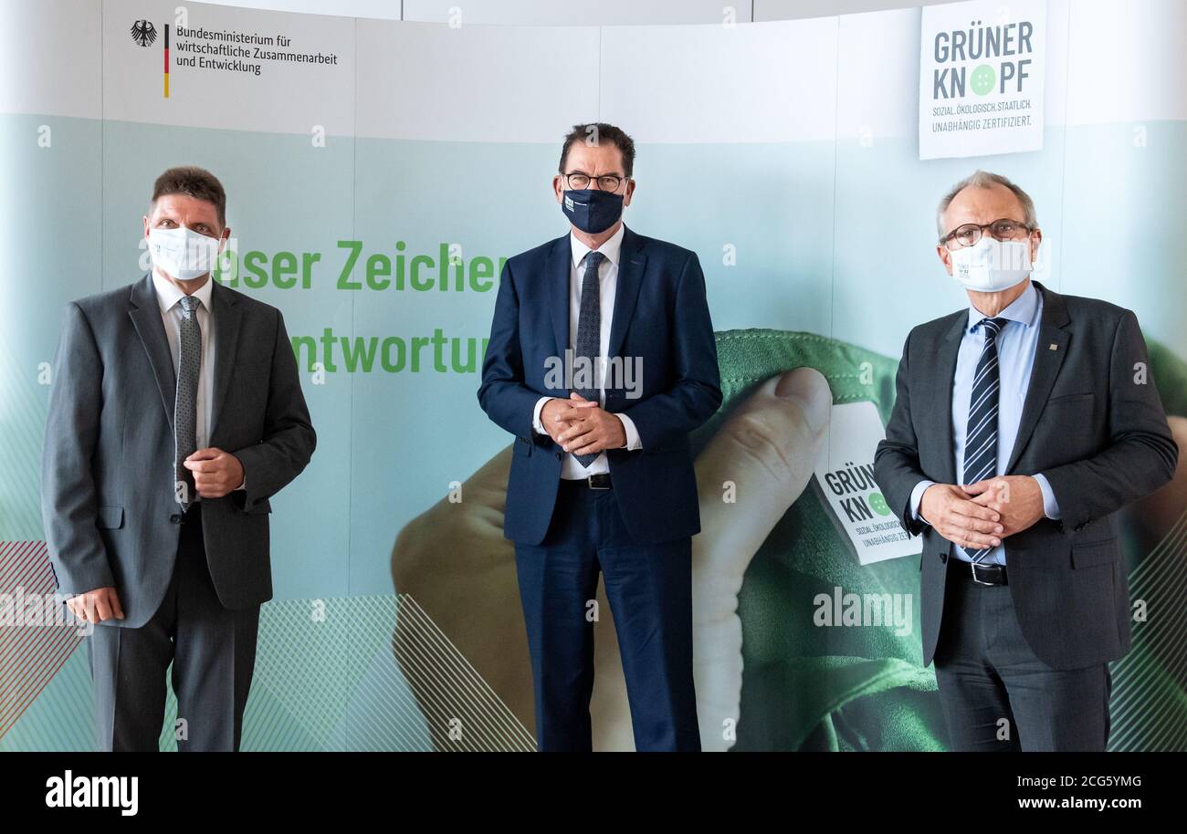 09. September 2020, Berlin: Gerd Müller (M, CSU), Entwicklungsminister, Ulrich Lilie (r), Präsident der Diakonie Deutschland, und Hans Jörg Millies (l), Generalsekretär des Deutschen Caritas-Verbandes, Treffen anlässlich der Unterzeichnung einer Absichtserklärung mit dem Ziel, die Beschaffung von Textilien nachhaltiger zu gestalten und so zu einer Verbesserung der Menschenrechte, der Sozial- und Umweltstandards entlang globaler Lieferketten und in den Produktionsländern beizutragen. Mit insgesamt mehr als einer Million Mitarbeitern in rund 56,000 Institutionen, Diakonie Deutschland und der Ger Stockfoto