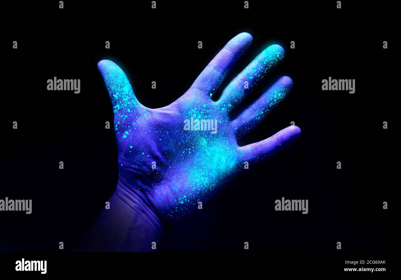 UV Ultraviolettes Licht auf einer Hand, die die Wirkung von veranschaulicht Bakterien und Viren auf dem Asurface, das nicht gewaschen wurde Zeigt die Bedeutung von guter hyg Stockfoto