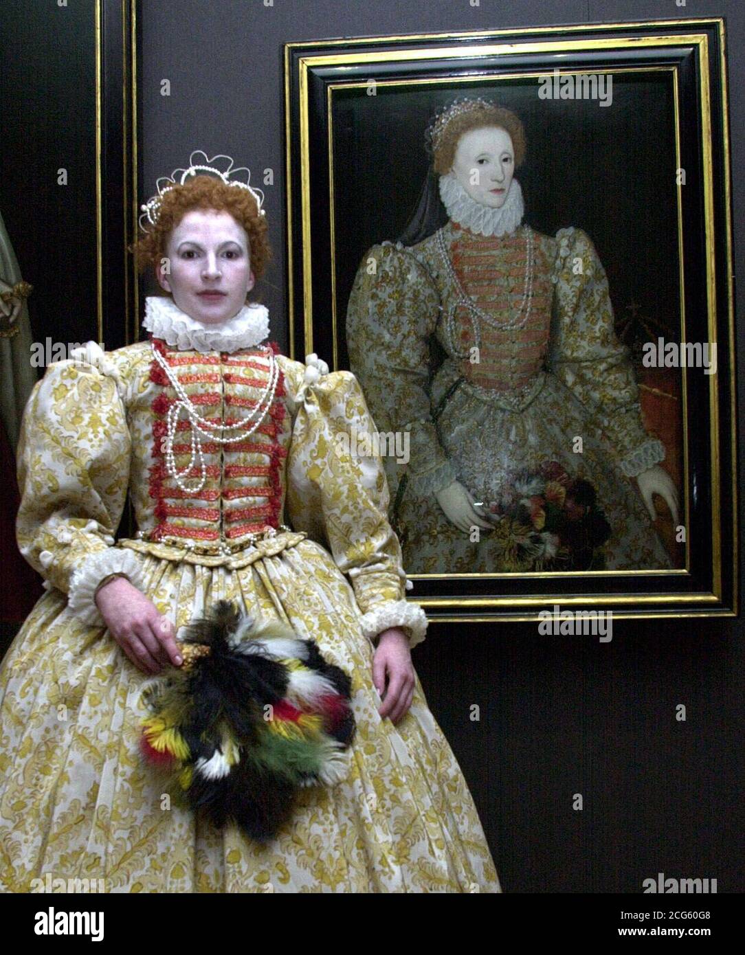 Annie Townsend eine Schülerin der Wimbledon School of Art, von der Garderobe Abteilung, in historischen Kostümen als Elizabeth I gekleidet, neben einem Porträt von einem unbekannten Künstler, c.1575 in der National Portrait Gallery, London. * die Schüler rekonstruieren Porträts aus der Tudor-Zeit bis zum 19. Jahrhundert, die Inspiration für ihre aufwendigen Kostüme waren. Stockfoto