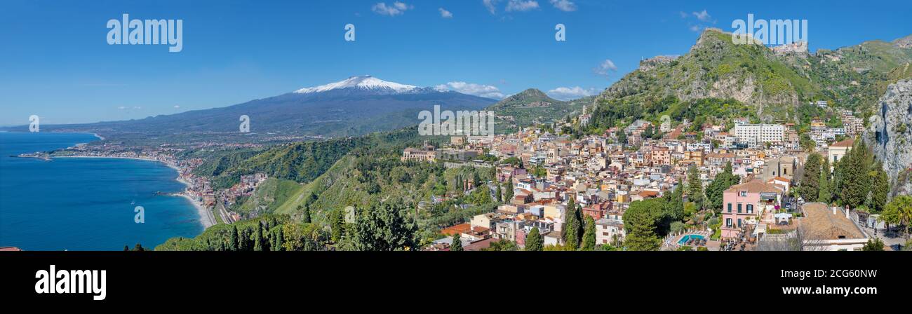 Taormina und Mt. Vulkan Ätna in der bacground - Sizilien. Stockfoto