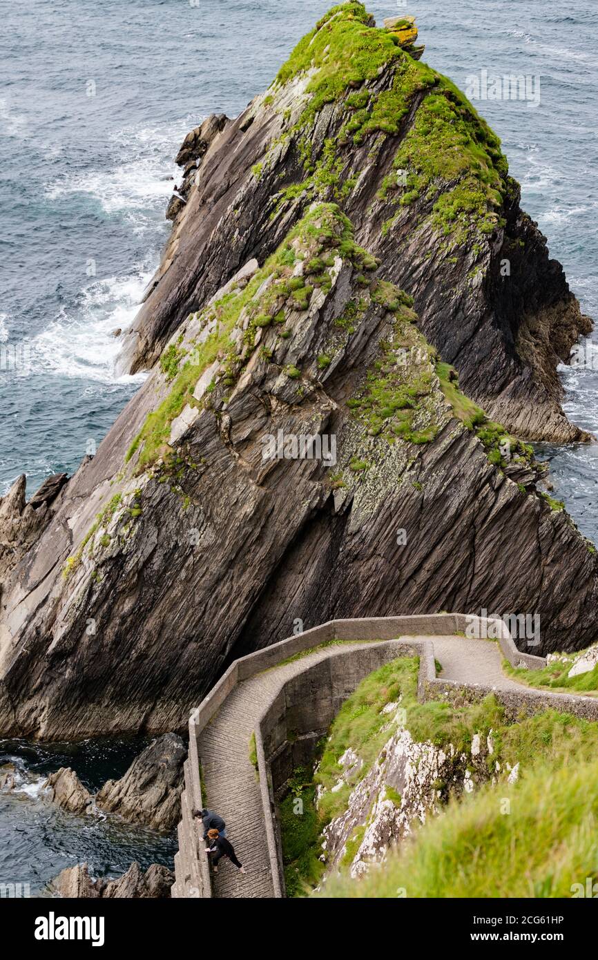 Mit Blick auf die Rocky Cliffs der Dunquin Bucht auf der Halbinsel Dingle, Grafschaft Kerry in der Republik Irland. Stockfoto