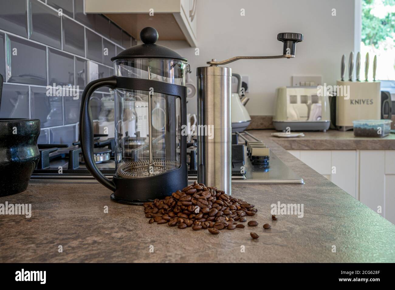 Zubereitung von frischem Kaffee mit Bohnen, Handmühle und cafetiere Stockfoto