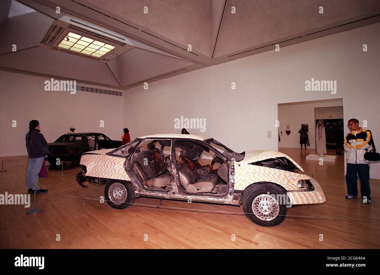 Eine Ausstellung mit Tausenden von Zigaretten, die auf Teile von zwei beschädigten Autos geklebt sind, in New British Art, einer Reihe von zeitgenössischen Ausstellungen in der Tate Britain, die einige der besten neuen und jüngsten britischen Kunst einem breiteren Publikum vorstellen. Stockfoto