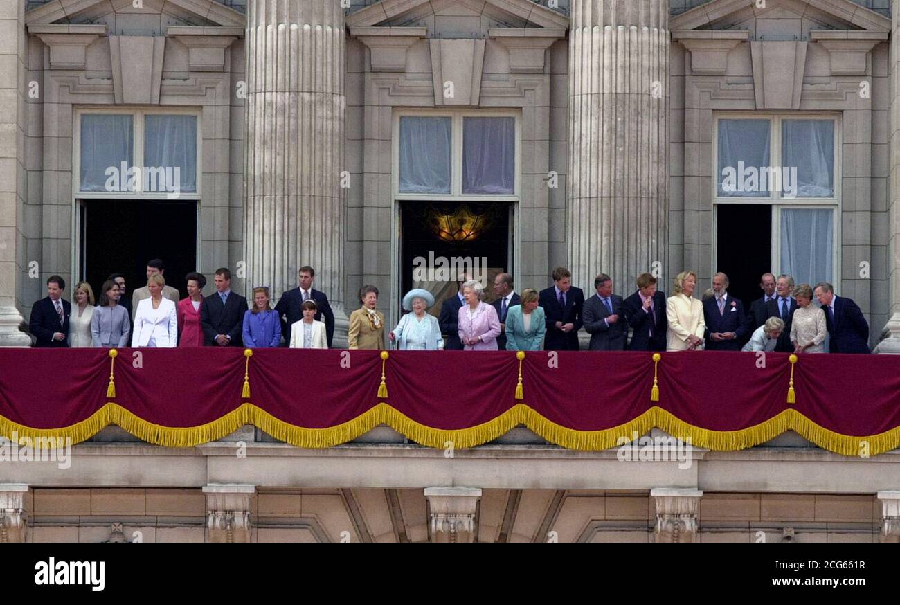Mitglieder der königlichen Familie treffen sich mit der Queen Mother mit ihren Töchtern The Queen und Princess Margaret (C) auf dem Balkon des Buckingham Palace, London, um ihren 100. Geburtstag zu feiern. * (L-R) Viscount Linley, seine Frau, Serena, Lady Sarah Chatto, ihr Mann, Daniel, Zara Phillips, Tim Laurence, Prinzessin Royal, Peter Phillips, Prinzessin Beatrice, der Herzog von York, Prinzessin Eugenie, Pincess Maragaret, die Königin Mutter, Königin Elizabeth ll, Earl of Wessex (teilweise versteckt), der Herzog von Edinburgh, die Gräfin von Wessex, Prinz William, Prinz Charles, Prinz Harry, Prinzessin Michael von Kent, Prinz Stockfoto