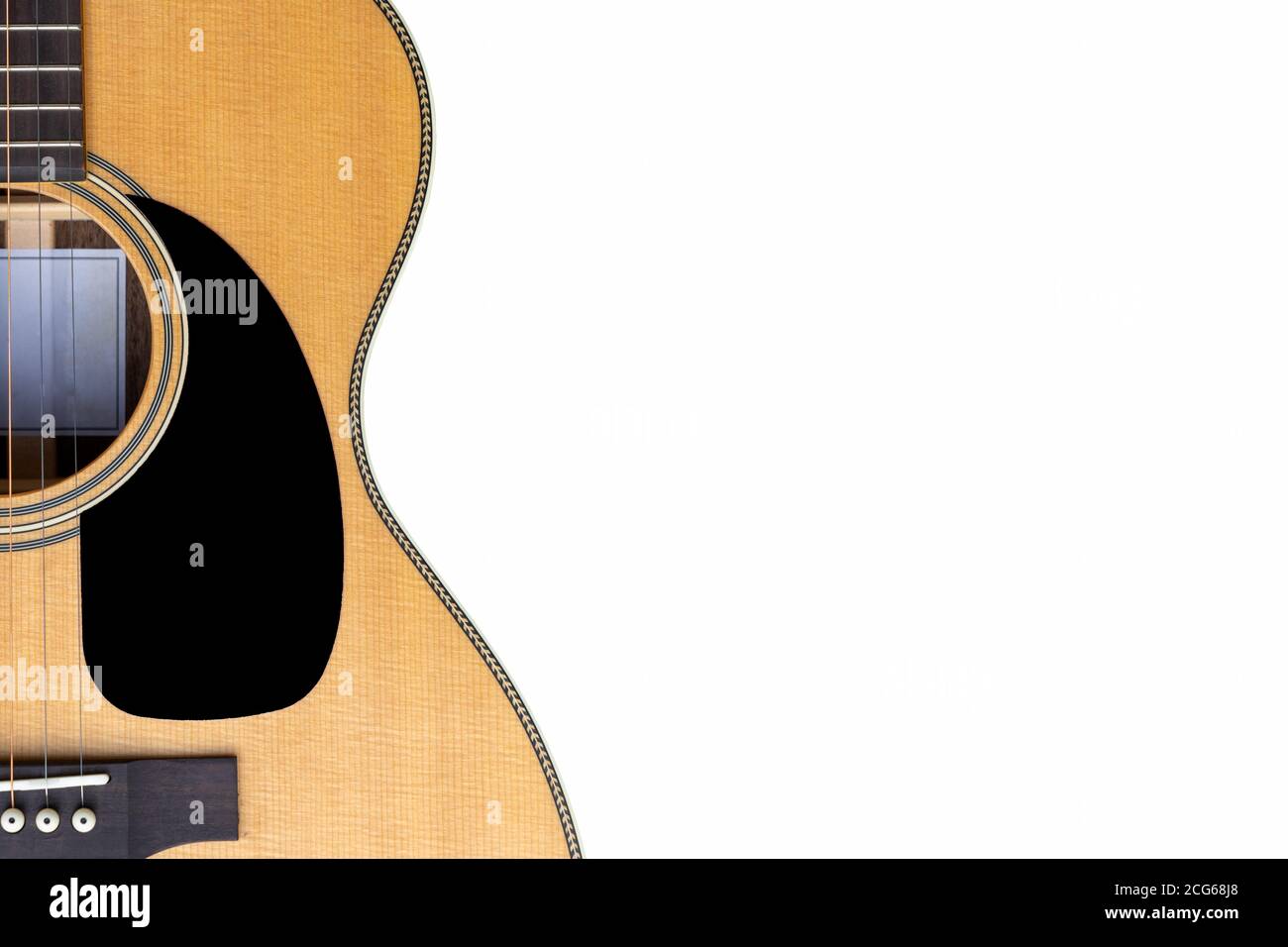 Akustikgitarre schwarz Schlagbrett auf weißem Hintergrund mit Kopie Platz Stockfoto