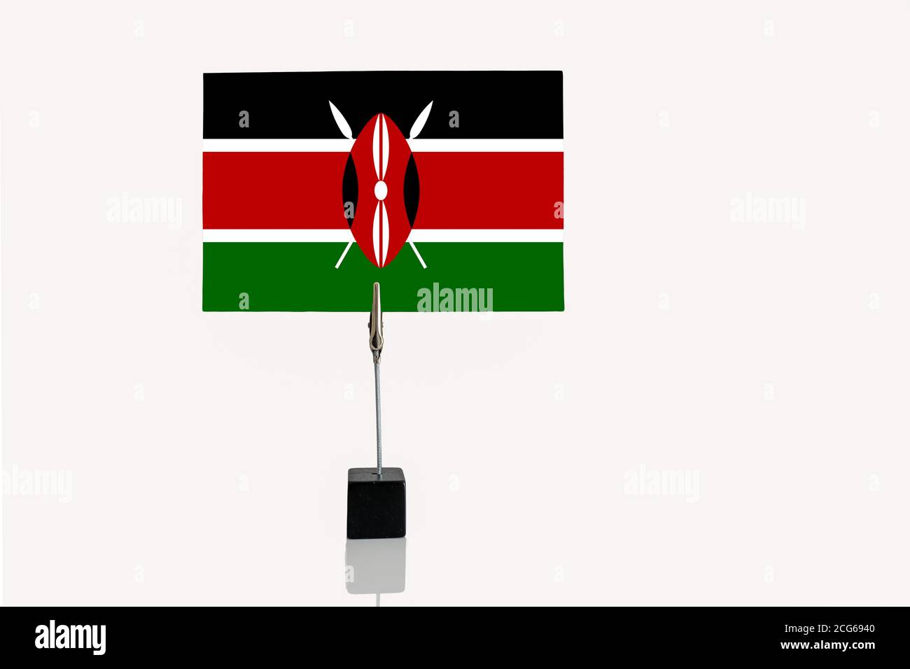 Demokratische Republik Kenia Miniaturflagge in Würfelbasis in Fotohalter auf weißem Hintergrund Stockfoto