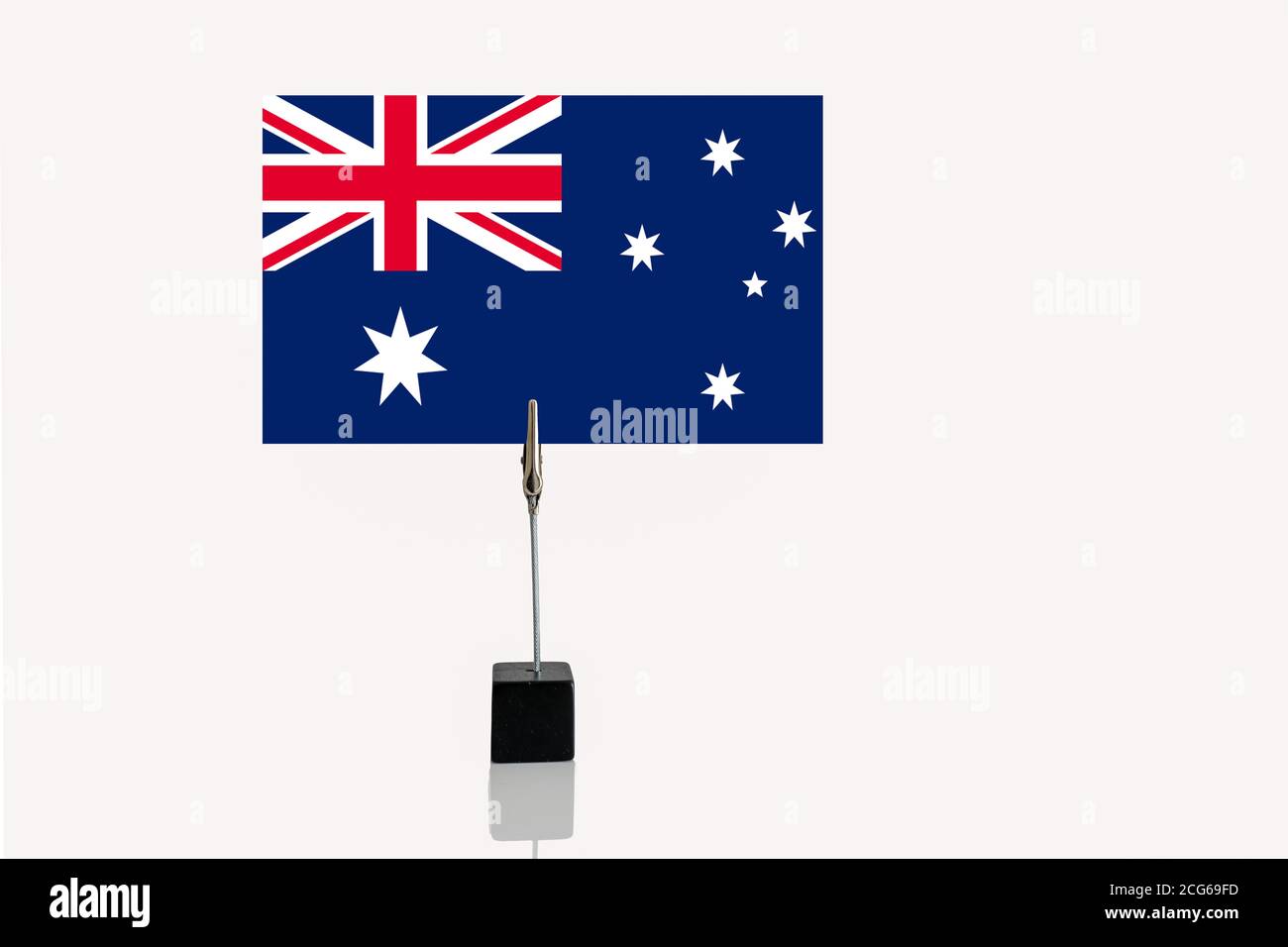 Konstitutionelle parlamentarische Monarchie von Australien Miniatur-Flagge in Würfel Basis In Fotohalter auf weißem Hintergrund Stockfoto