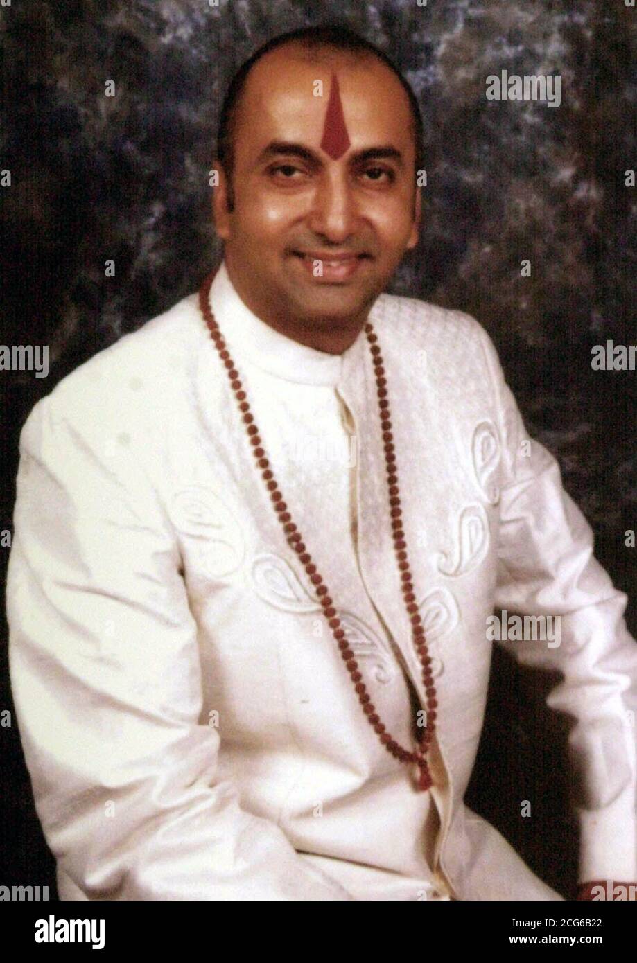 INTERNET OUT Police ausgestellt sammeln Foto des ermordeten Hindu-Priester Harish Purohit. Anjama Joshi, die Frau von Purohit, appellierte während einer Pressekonferenz auf der Hamilton Police Station, Leicester, um Informationen. *der 42-jährige Priester wurde am Freitag von Mitgliedern seiner eigenen Familie in einem Blutbad in einem leeren Haus in der Stadt entdeckt. Er hatte Stichverletzungen erlitten. 8/11/2000: Die Polizei, die seinen Mörder jagt, stellte einen 26-jährigen Mann weiter in Frage. Der Mann aus Leicester wurde am 7./11./2000. 23/11/00: Eine Zeremonie wird im Shree Shakti Mandir Tempel in der Belgrave Gegend von Leicester stattfinden Stockfoto