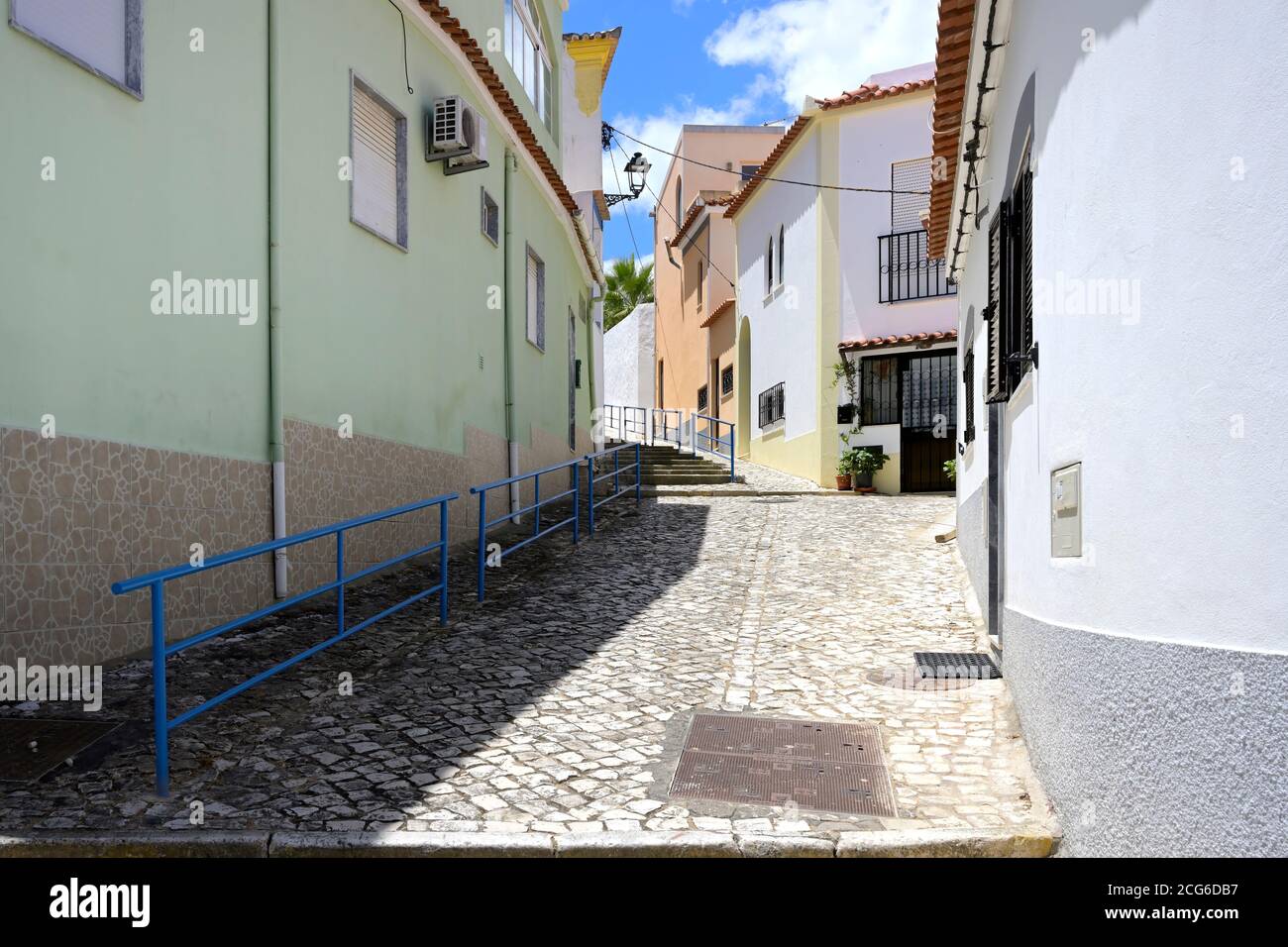 Gepflasterte Straße, Ferragudo, Lagoa Gemeinde, Algarve, Portugal Stockfoto