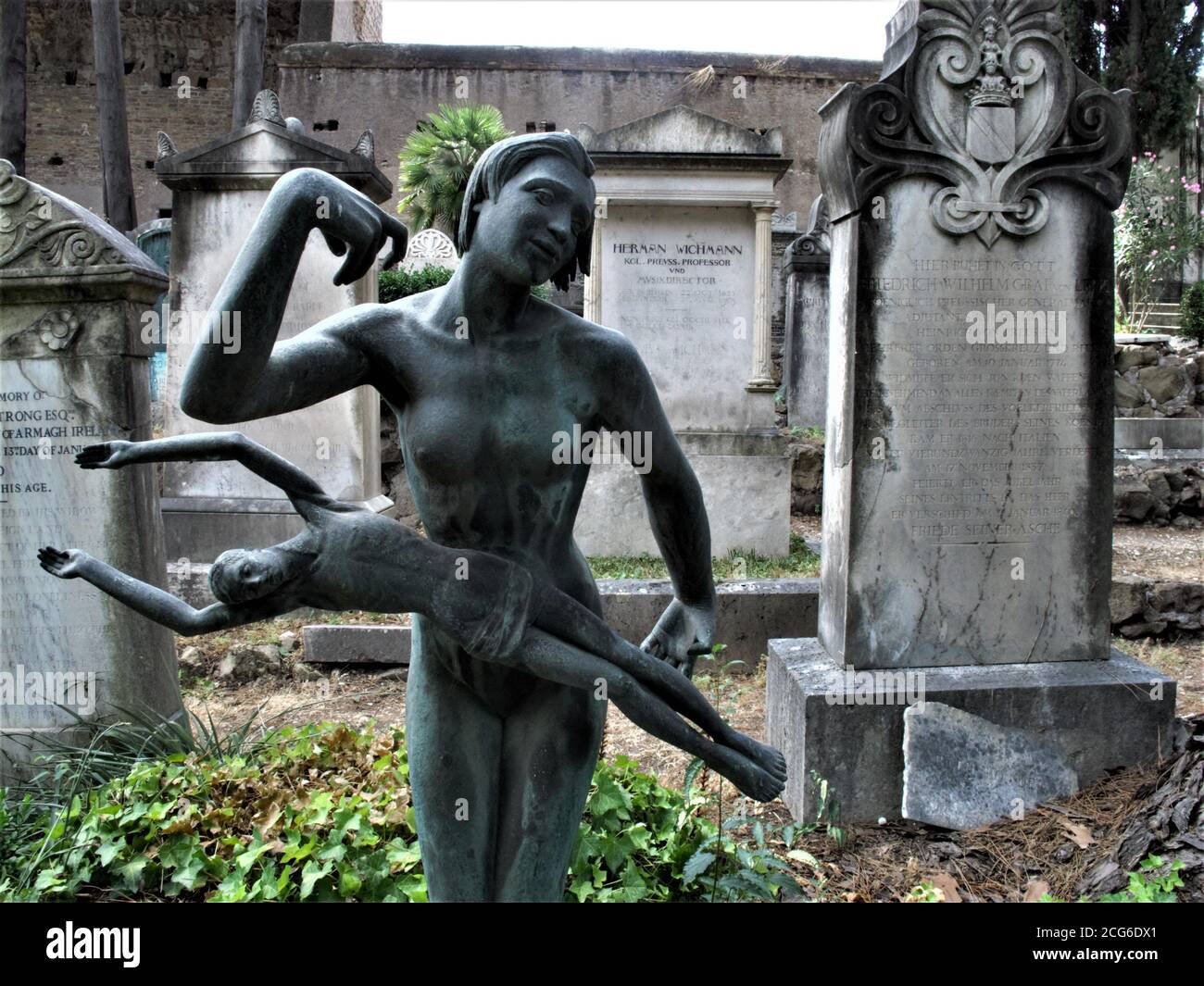 NICHT KATHOLISCHER FRIEDHOF, WO KÜNSTLER, SCHRIFTSTELLER, GELEHRTE, DICHTER UND DIPLOMATEN VON NICHT KATHOLISCHEN RELIGION IST BEGRABEN Stockfoto