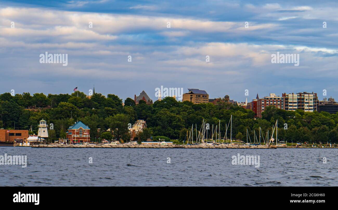 Blick auf Burlington, Vermont Waterfront von einem Segelboot auf Lake Champlain Stockfoto