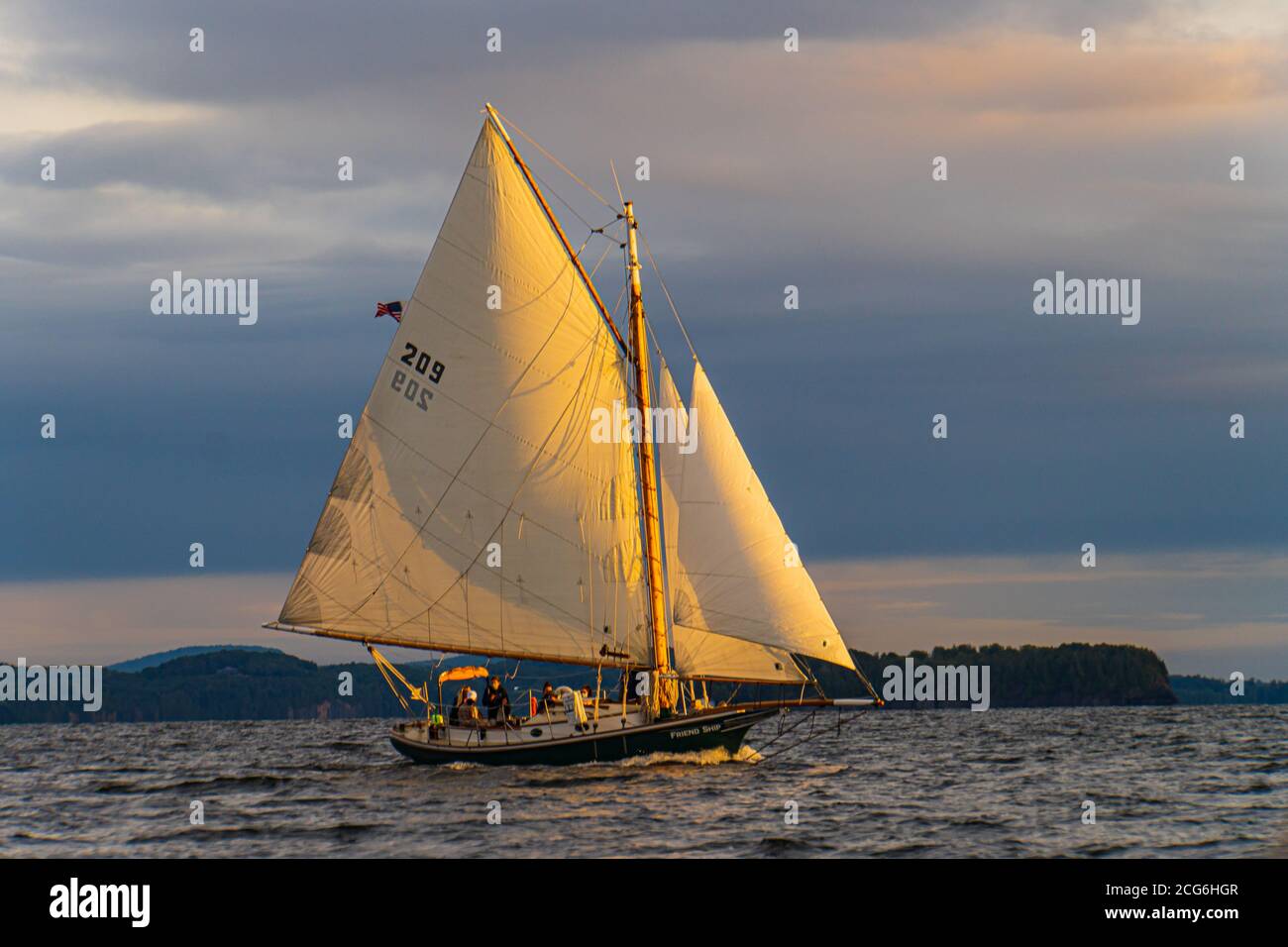 Sonnenuntergang beleuchtet die Segel eines Segelbootes auf Lake Champlain, Burlington, Vermont Stockfoto