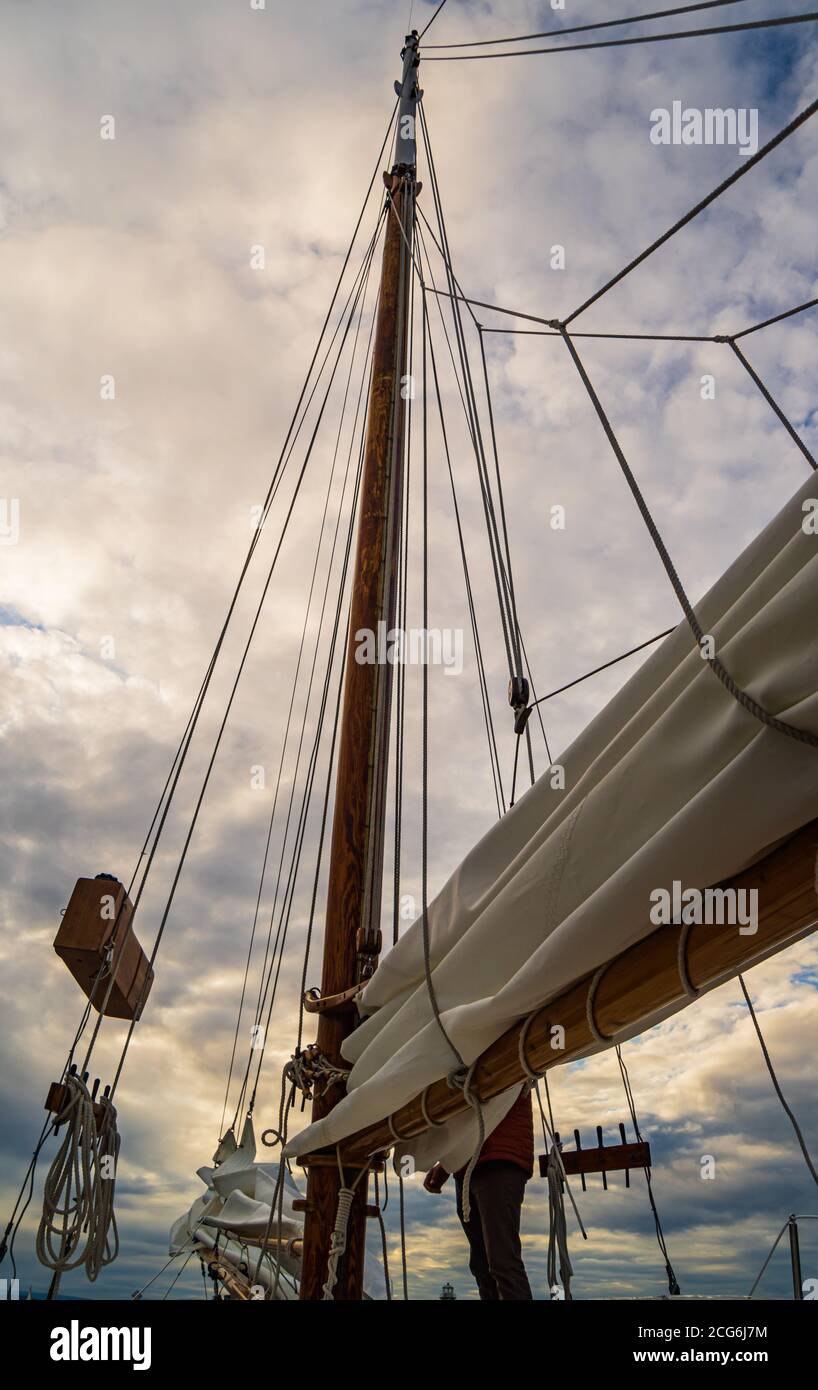 Mast und Seile von historischen Segelschoner Stockfoto
