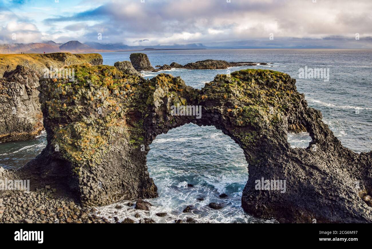 Gatklettur natürliche Bogenbildung in Island von Arnarstapi Stockfoto