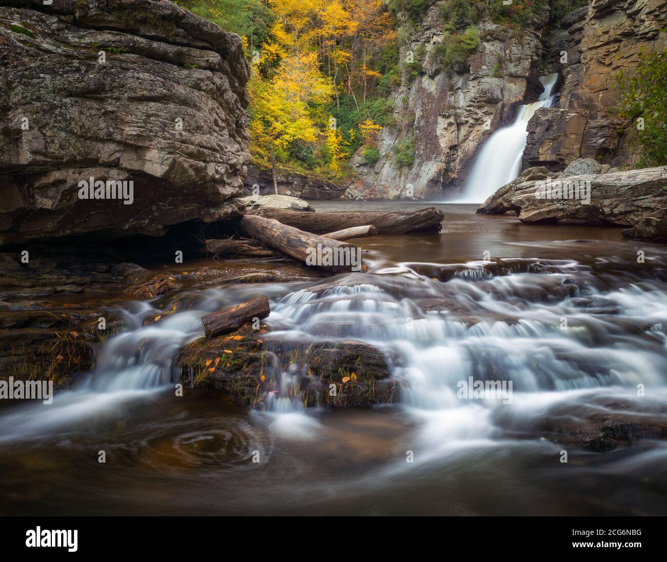 Linville Falls - Blue Ridge Parkway Herbstblätter und Kaskaden. Nichts Schöneres als Wasserfälle und Herbstblätter in meiner Meinung. Stockfoto