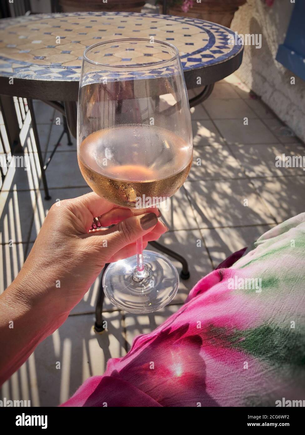 Frau mit einem Glas Roséwein Stockfoto