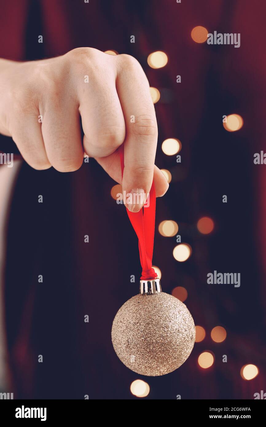 Weibliche Hand hält einen Weihnachtsball Nahaufnahme Stockfoto