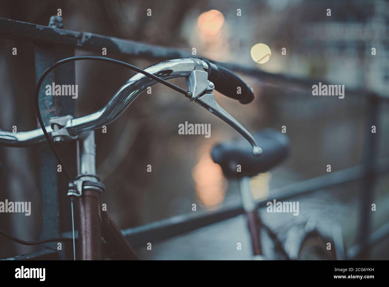 Nahaufnahme eines Fahrrads, das sich gegen Metallgeländer lehnt, Frankreich Stockfoto