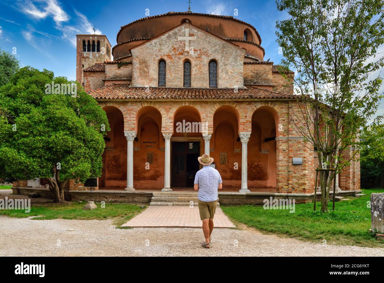 Mann, der vor der Kirche Santa Fosca, Torcello, Venedig, Venetien, Italien steht Stockfoto