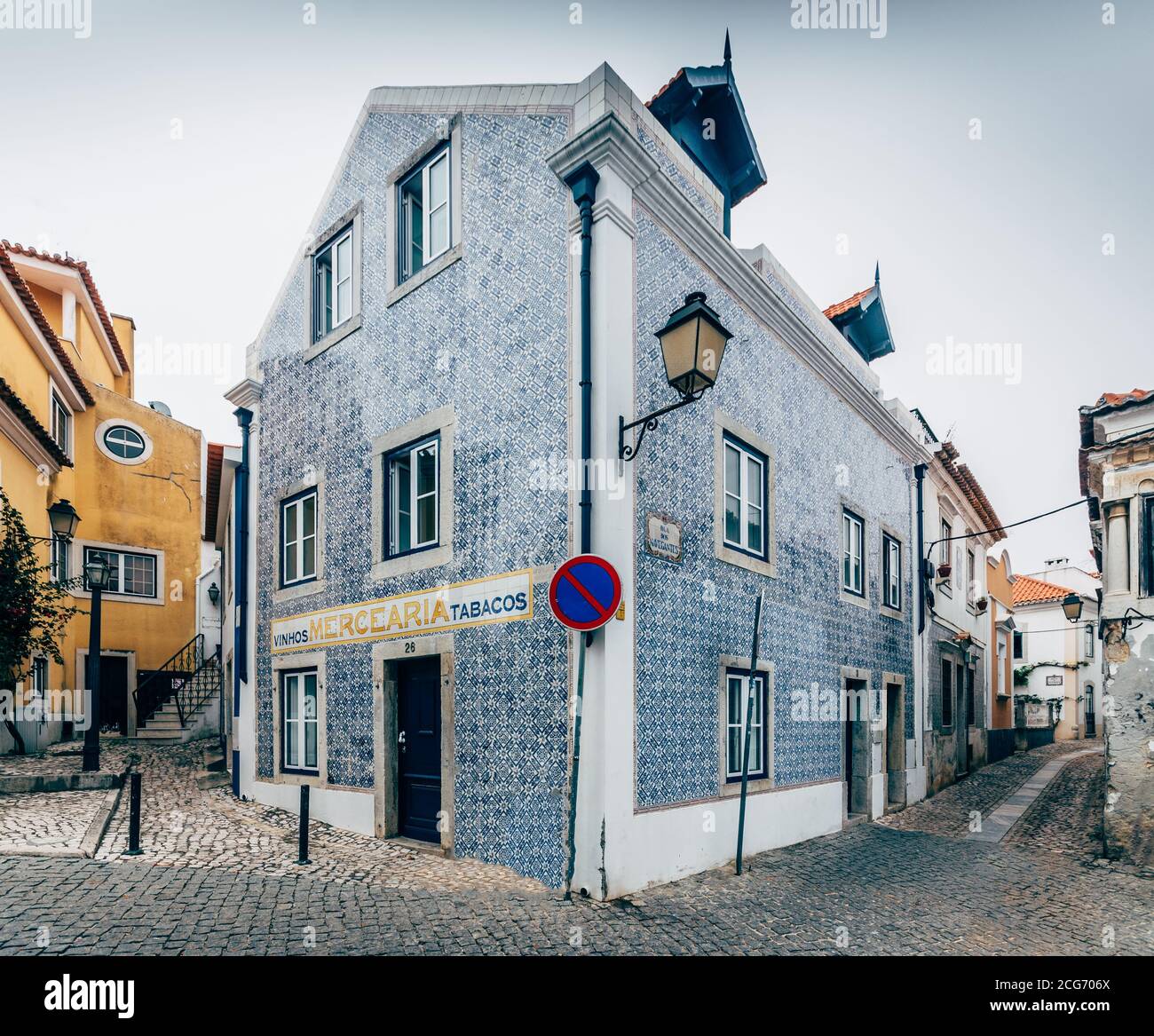 Blaue Azulejo Fliesen im portugiesischen Stil auf einem alten Haus in Cascais, Portugal. Stockfoto