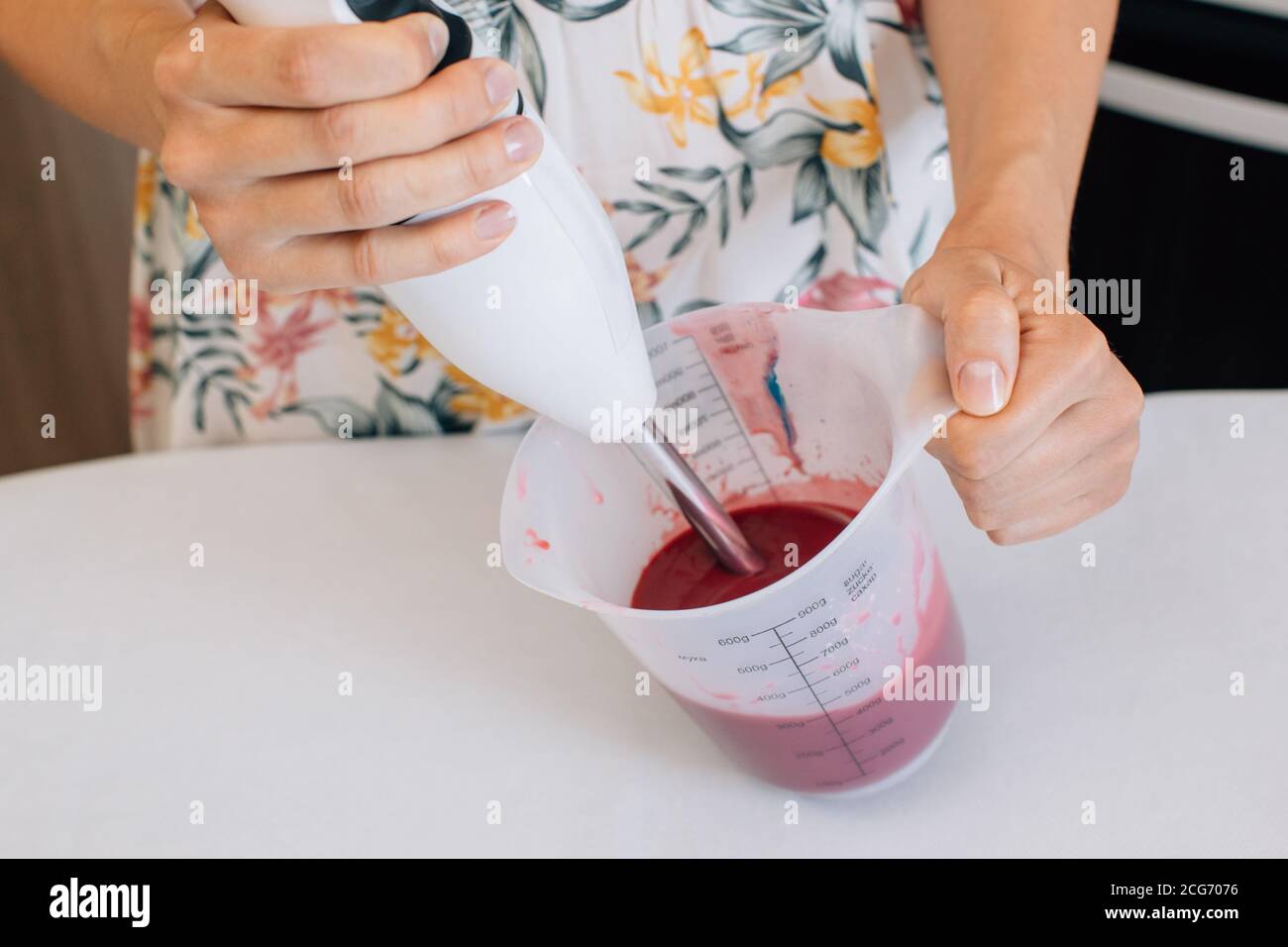 Nahaufnahme einer Frau, die das Eis mit einem Stabmixer mischt Stockfoto