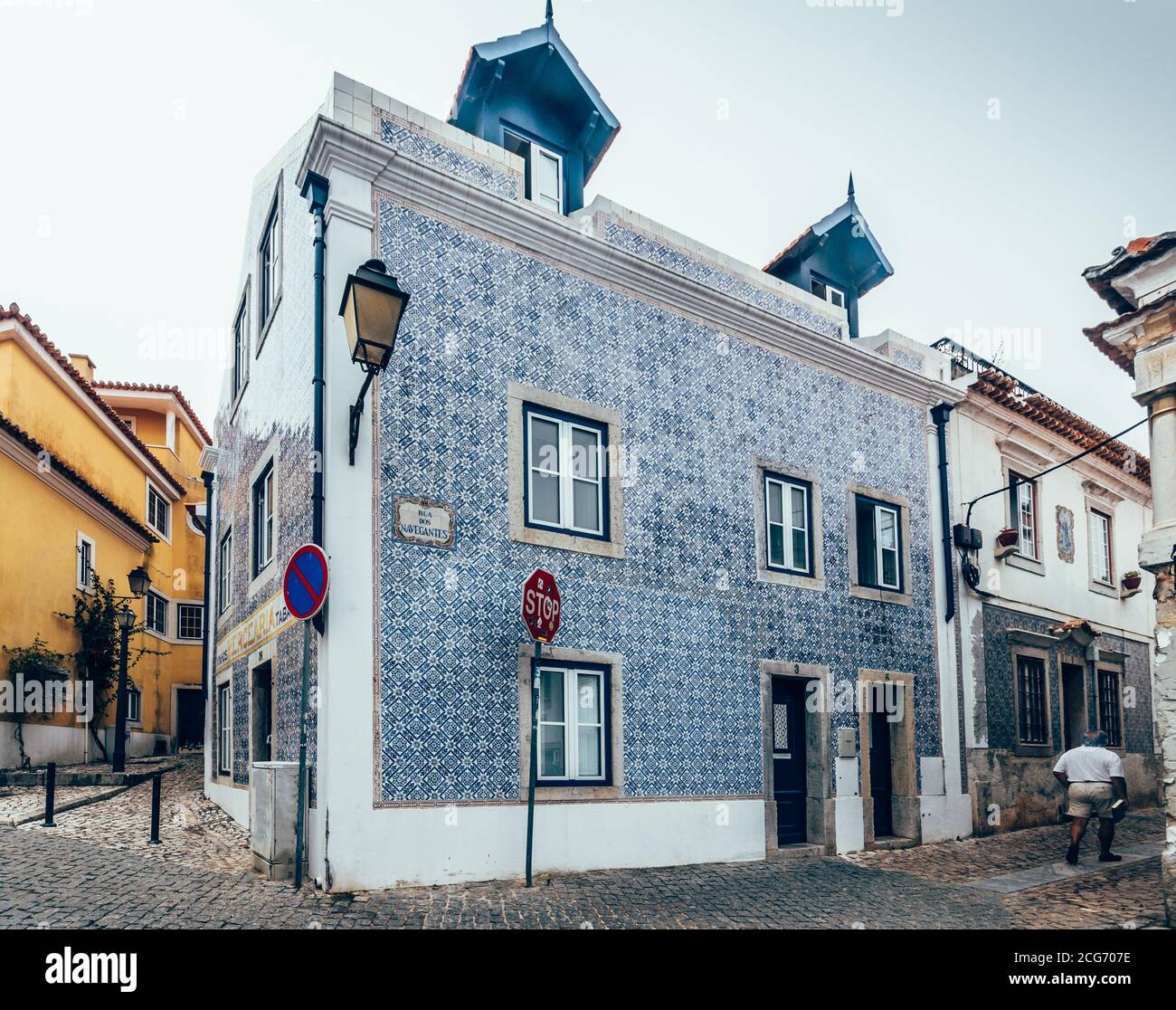 Blaue Azulejo Fliesen im portugiesischen Stil auf einem alten Haus in Cascais, Portugal. Stockfoto