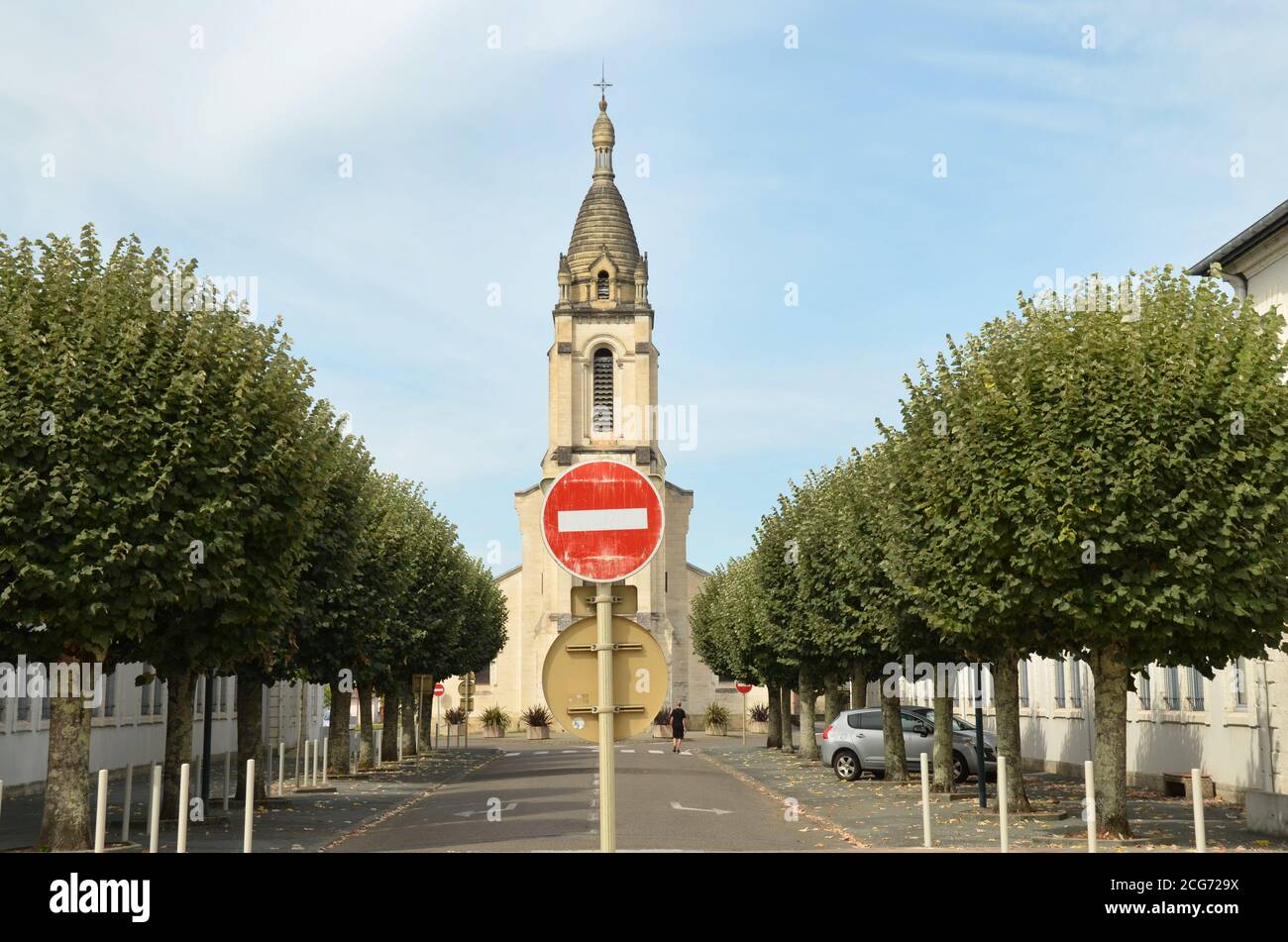 Die Stadt Morcenx, Südwestfrankreich, liegt zwischen Bordeaux und Bayonne. Hier ist die Kirche. Stockfoto