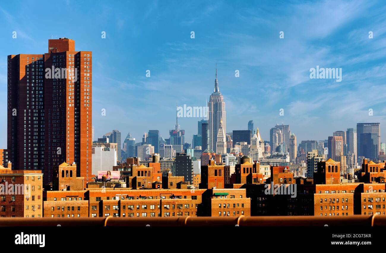 New York, New York State, Vereinigte Staaten von Amerika. Skyline von Manhattan mit Empire State Building im Zentrum, von der Brooklyn Bridge aus gesehen. Stockfoto