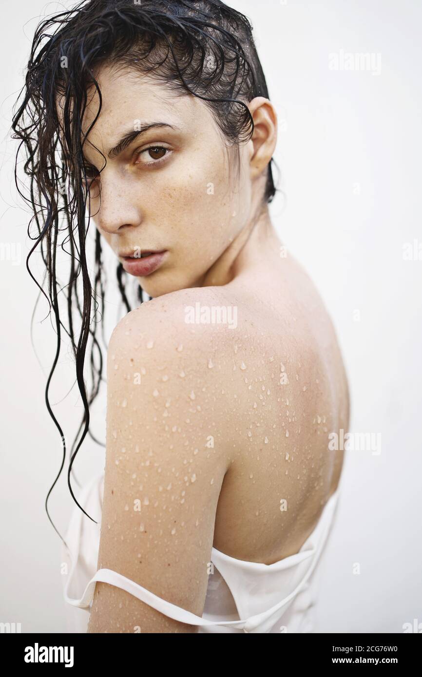 Porträt einer schönen jungen Frau mit nassem Haar Stockfoto