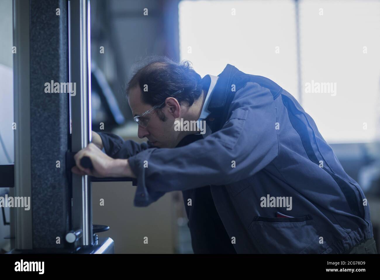 Ingenieur, der in einem Industriewerk in Deutschland arbeitet Stockfoto