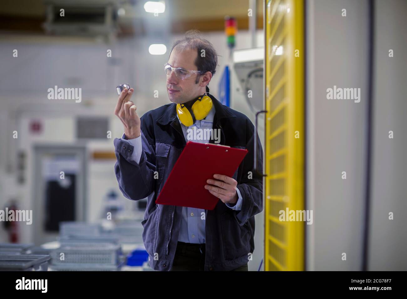 Ingenieur, der ein Maschinenteil in einer Industrieanlage misst, Deutschland Stockfoto