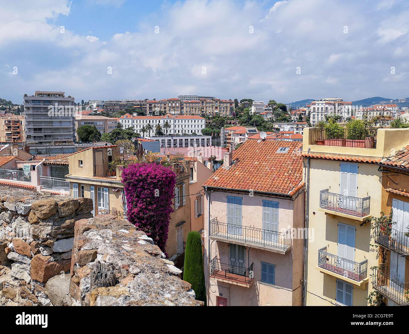 Old White Shutters On Red Stockfotos und -bilder Kaufen - Alamy