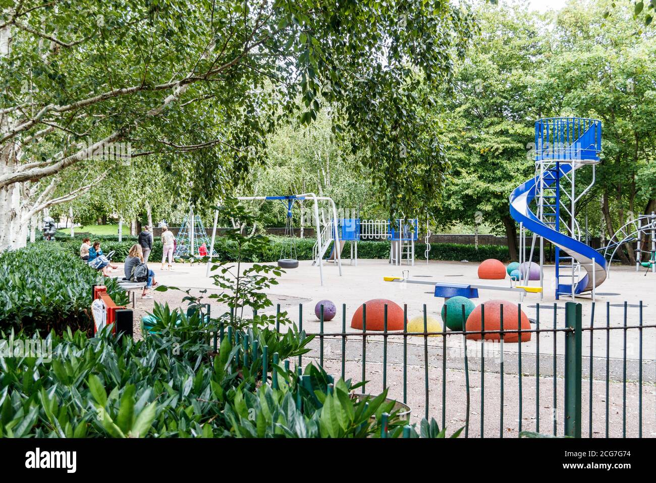 Spielplätze für Kinder werden nach der Lockerung der Sperrbeschränkungen während der Coronavirus-Pandemie wieder geöffnet, Elthorne Park, London, Großbritannien Stockfoto