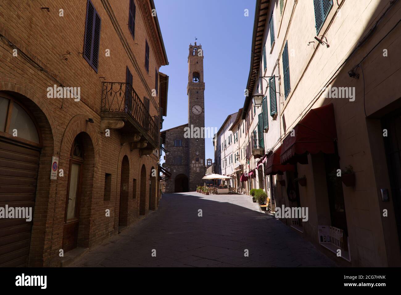 Das kleine mittelalterliche Dorf Montalcino in der Toskana, Italien Stockfoto