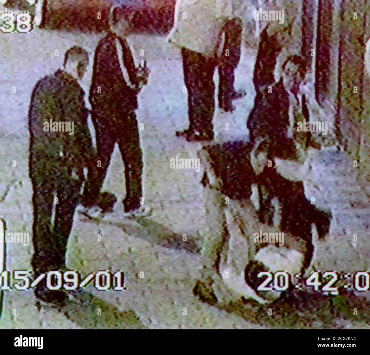 Metropolitan Police Police veröffentlichte CCTV-Aufnahmen, die am 15 2002. September des Angriffs von drei Männern auf PC Andrew Barnes und PC Robert Milliken aufgenommen wurden. * einer der Männer, die an dem Angriff beteiligt waren, Dean Hawkins wurde am Kingston Crown Court zu zwei Jahren Haft wegen gewalttätiger Unordnung verurteilt. Hawkins aus Tooting, Süd-London, startete zusammen mit zwei anderen Männern, Terry Matthews, 41, und seinem Sohn William, 21, einen bösartigen betrunkenen Angriff auf die beiden Polizisten in Crown Lane, Morden, Süd-West-London. Das Paar ist bereits für jeweils zwei Jahre wegen des Angriffs eingesperrt. Stockfoto