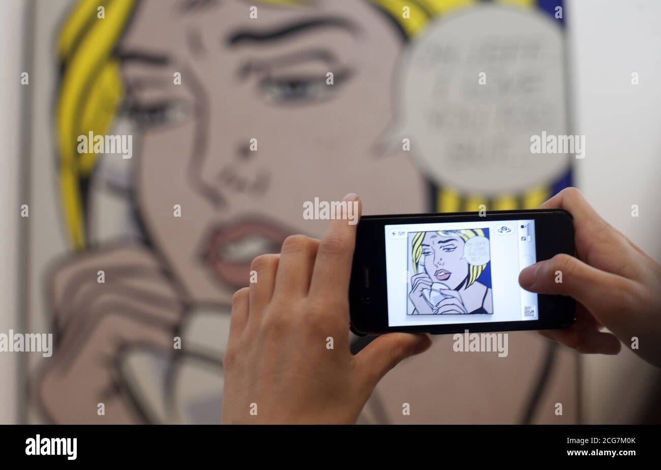 Junge Londoners, die nicht in Ausbildung, Beschäftigung oder Ausbildung sind, erhalten eine exklusive Tour durch Lichtenstein: A Retrospective im Rahmen eines öffentlichen Kunstbildungsprojekts des globalen Sponsors Bank of America Merrill Lynch, Graffiti Life und Tate Modern an der Tate Modern, London. Stockfoto