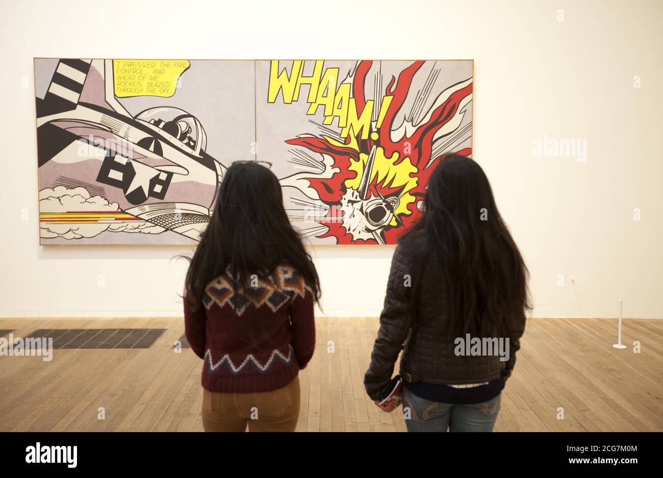 Junge Londoners, die nicht in Ausbildung, Beschäftigung oder Ausbildung sind, erhalten eine exklusive Tour durch Lichtenstein: A Retrospective im Rahmen eines öffentlichen Kunstbildungsprojekts des globalen Sponsors Bank of America Merrill Lynch, Graffiti Life und Tate Modern an der Tate Modern, London. Stockfoto