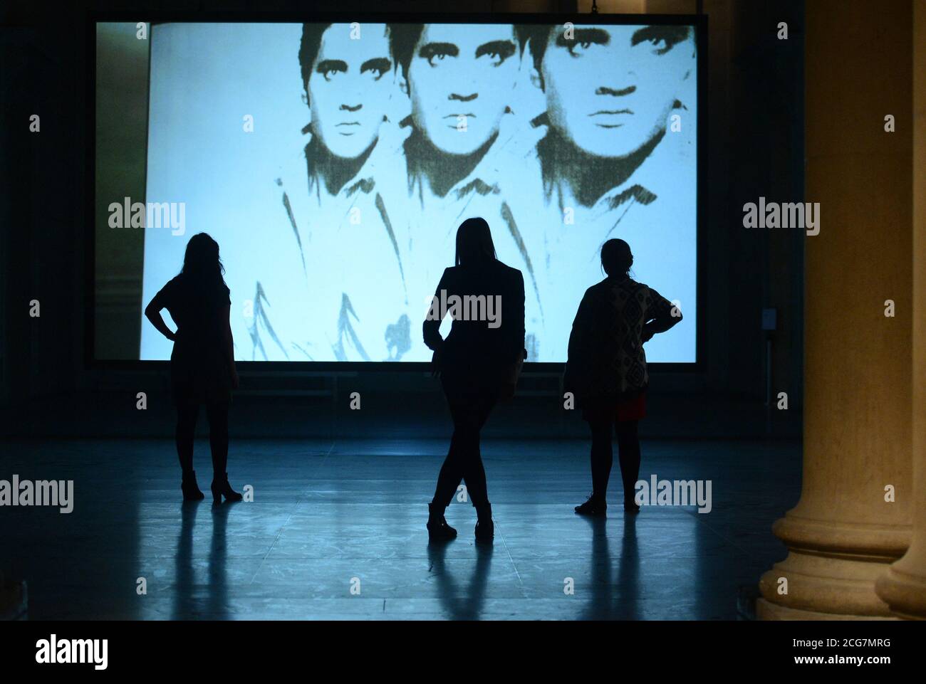 Besucher der Tate Britain in London sehen sich die von der Tate Britain in Auftrag gegebene neue Filminstallation Phantom Ride des Turner-Preisträgers Simon Starling an, die Bilder von Kunstwerken zeigt, die in der Tate in der Vergangenheit gezeigt wurden. Stockfoto