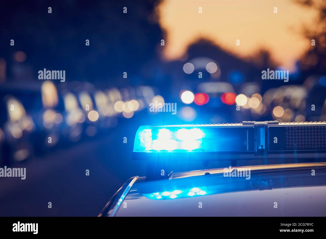 Sirene Licht auf dem Dach des Polizeiautos auf der Straße. Themen Kriminalität, Notfall und Hilfe. Stockfoto