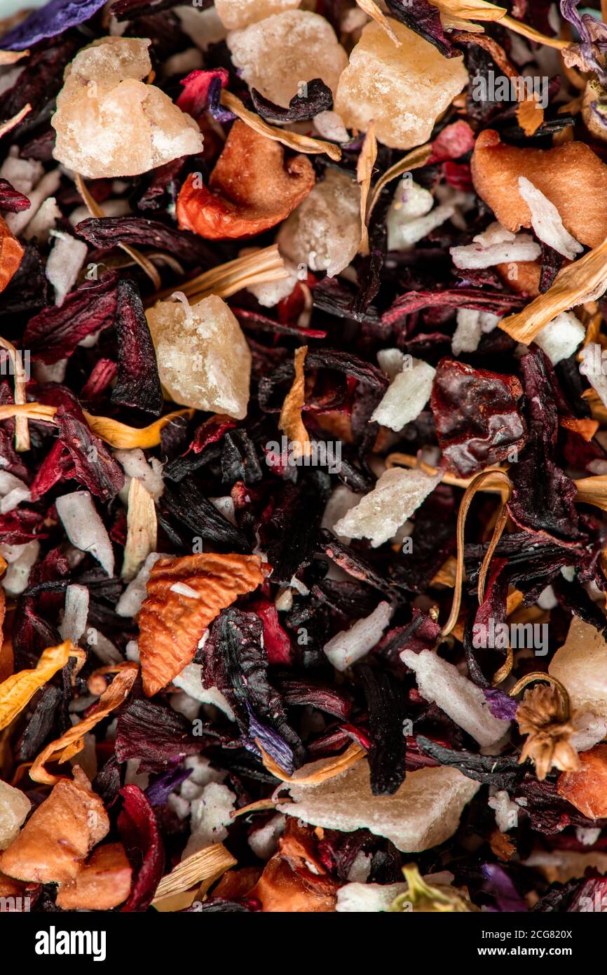 Getrocknete Fruchtmischung mit Mischung aus Geschmacksblättern und Blütenblättern, florales Früchtetee-Konzept Stockfoto