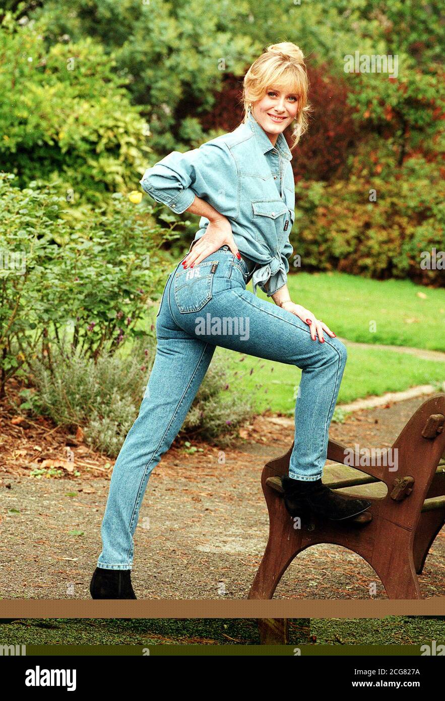 Sarah Lancashire nach der Auszeichnung „Heck of the Year“. 23/04/2003: Gewinner des Rear of the Year Wettbewerbs: Barbara Windsor, 1976 - die ihn als einmalige Auszeichnung erhielt; Felicity Kendal, 1981, das erste Jahr, in dem es zu einem jährlichen Event wurde; Suzi Quatro, 1982; Lulu, 1983; Elaine Paige 1984; Lynsey de Paul 1985; Anneka Rick, 1986 (im selben Jahr, in dem der Preis an den ersten männlichen Empfänger – Michael Barrymore – verliehen wurde); Anita Dobson, 1987; Su Pollard, 1988; Marina Ogilvy, Die Tochter von Prinzessin Alexandra wurde 1989 die erste königliche Gewinnerin; nach zwei Jahren Vorsprung gewann Ulrika Jonsson 1992; Stockfoto